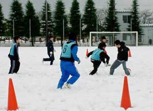 ことしも三条で元旦サッカー、雪のグラウンドでサッカー初め
