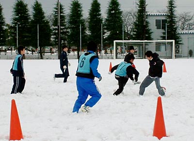 1日、うるおい広場サッカー場で行われた「2008年1月1日元旦サッカー」