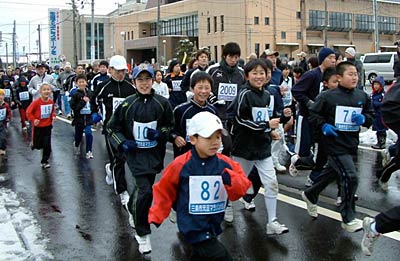 963人が参加した三条市元旦マラソン、3キロコースのスタート