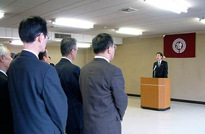 4日、三条市役所で行われた国定市長の年頭のあいさつ