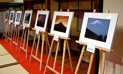20日まで三条市丸井今井邸で開かれている『2008迎春「富士山」佐川忠則写真展』