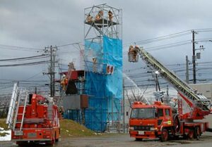 例年になく多い見学者が見詰めるなかで三条市消防出初式
