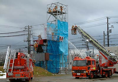 6日行われた三条市の消防出初式の高層建物総合訓練