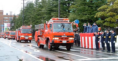 市中パレードを市役所前で国定市長らが観閲