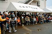 三条市消防本部で訓練を見学する100人近い市民