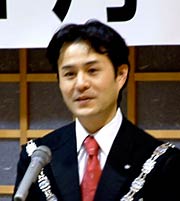 あいさつする嘉瀬理事長