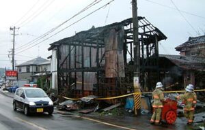 7日早朝、三条市西潟地内で作業小屋など3棟燃える