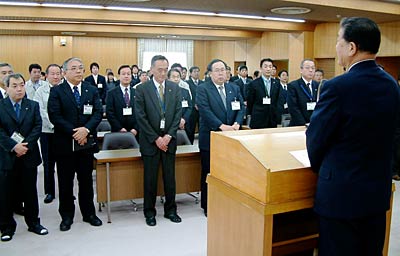 7日、燕市吉田著須屋で行われた小林市長の訓示