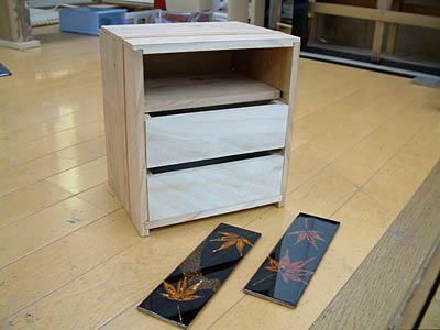 三条仏壇製作技法体験講座で製作する小物入れと漆塗りの見本