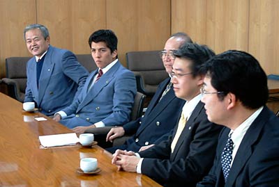 左から宇佐美会長、アルトゥールさん、長崎さん、三部さん