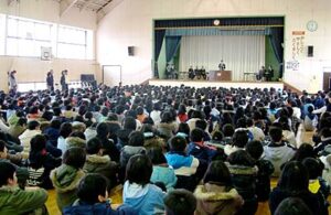 三条市大崎小で地域児童見守りシステムモデル事業の運用開始式