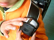 ランドセルの肩ベルトに取り付けたICタグを内蔵した装置