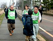 模擬通報訓練でICタグのボタンを押した児童のもとへ駆けつけた、かけつけボランティア