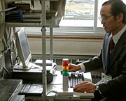 児童の危険を知らせるメールを受信するとパトライトが光る教務室のパソコン