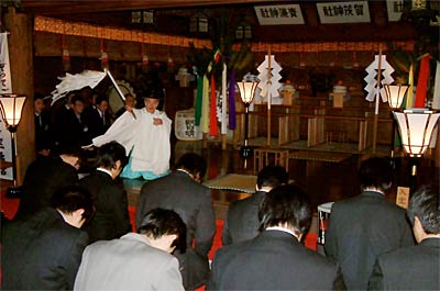 11日夜、加茂市・青海神社で行われた加茂青年会議所の2008年度1月例会の神事