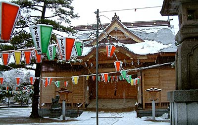 14日夜から献灯祭が行われる三条市・八幡宮の境内にはすでにちょうちんが下がる