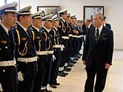 隊員の服装を検閲する柴山会長ら