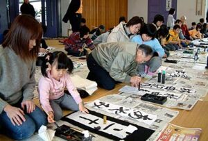 2008親子文化活動栄書初席書大会に104人が参加して書き初め