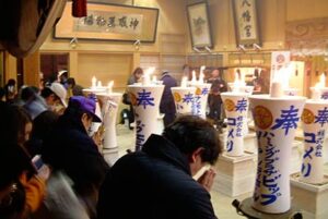 三条市・八幡宮の小正月行事、献灯祭に市民4,000人が大ろうそくの火に祈る