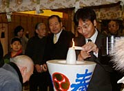 まずは国定市長が大ろうそくに火をともす