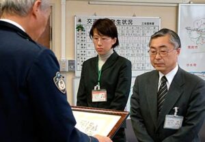 左から斎木三条署長、北越銀行三条支店の長沢さん、斎藤支店長