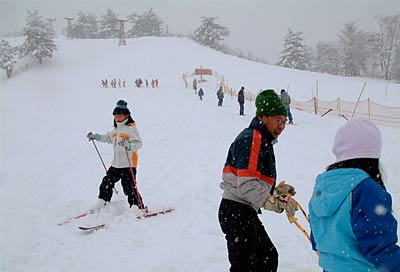 18日、加茂市立七谷小学校3、4年生の体育授業が行われた加茂市・冬鳥越スキーガーデン