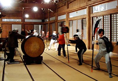 18日夜、本成寺で行われた鬼踊りの練習