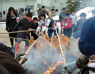 三条市・西鱈田小でことしも小正月行事のさいの神まつり