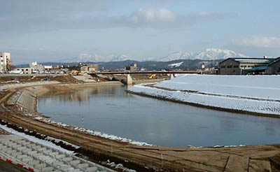 「大寒」の21日、昭栄大橋下付近から五十嵐川、一新橋の向こうに粟ヶ岳を望む