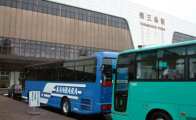 JR上越新幹線が運転を見合わせている間、燕三条駅に停車していた代行バス