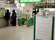 運転を再開したころの燕三条駅改札