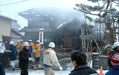 焼死体が見つかった三条市荻堀地内の火災現場