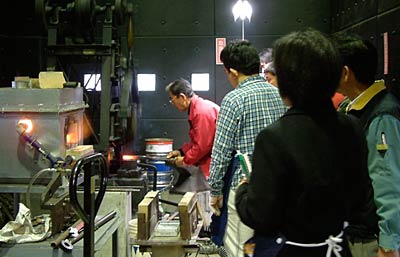 「職人塾」の三条工業会コースの「金属製品製造業」の鍛冶作業見学