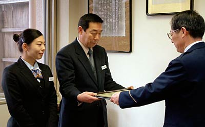2件で計180万円の振り込め詐欺被害を防いだ協栄信用組合南支店に燕署から感謝状