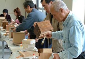 三条鍛冶道場で31人が参加して三条仏壇製作技法体験講座「三条仏壇の技に挑戦！」始まる