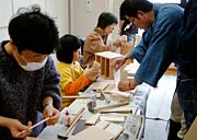 木地の組み立て作業など