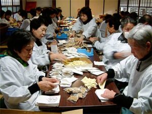 31日、本成寺で行われた本成寺婦人会による福豆の袋詰め作業