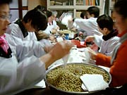 事業所用の福袋は昔ながらに、いったダイズを直接、福袋へ