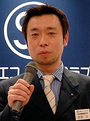 あいさつする相場会長