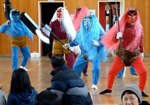 三条市の三柳・牛ヶ島地区青年会が初めて地元井栗小へ鬼の出前