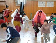 走り回って鬼に豆つぶてを投げる子どもたち