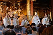 参拝者の頭上に木剣を打ち鳴らして払い清める