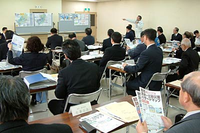 6日開かれた燕市防災会議、の洪水・土砂災害ハザードマップの修正案を協議