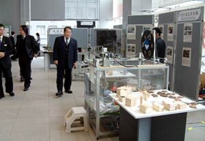12日まで三条・燕地域リサーチコアで開かれている三条テクノスクール修了作品展