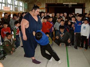 三条小で伊勢ヶ濱部屋交流会、児童が体を動かして力士と交流