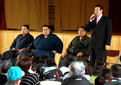 左から安幸富士、安寿、安雷、伊勢ヶ濱親方