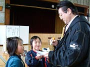 子どもたちのサインに応じる伊勢ヶ濱親方
