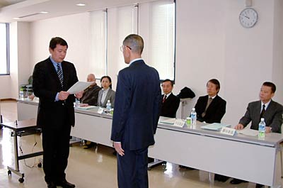 梨本教育委員長に三条市教育制度等検討委員会最終報告を手渡す雲尾三条市教育制度等検討委員会委員長