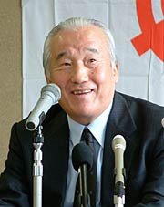 会見でにこやかに質問に答える池田社長