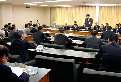 15日、三条市で開かれた市議会全員協議会で三条市教育制度等検討委員会最終報告を説明